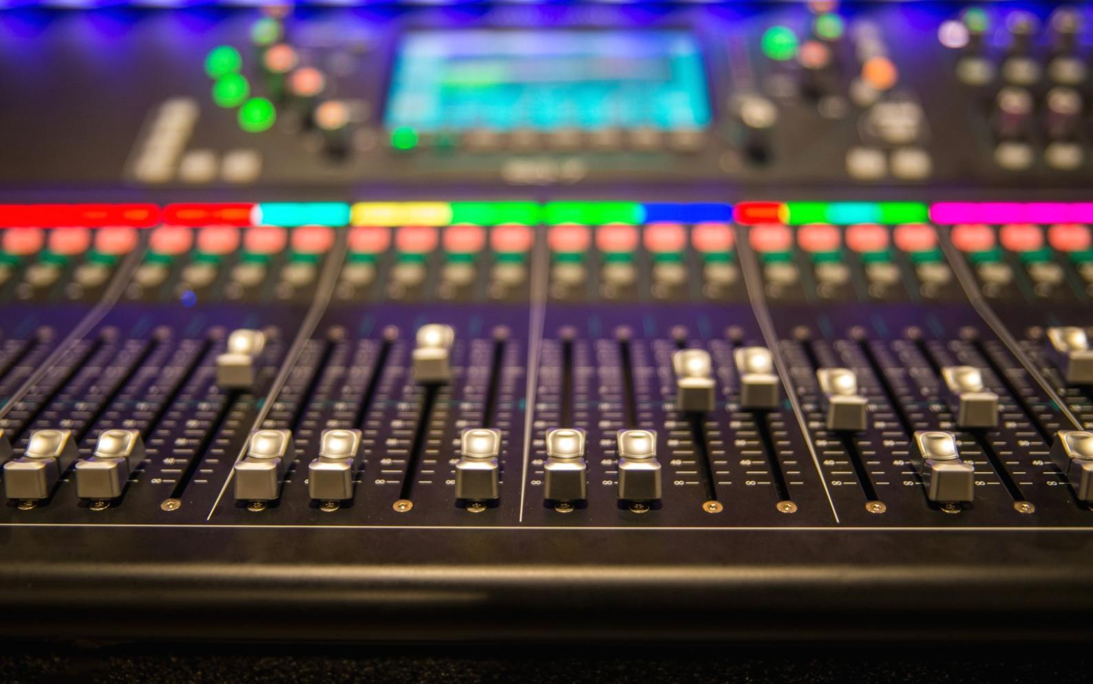 Kreative Arbeitsstation mit Audio-Equipment und Inspiration